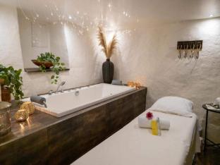 Nice 4-star hotel room with free breakfast