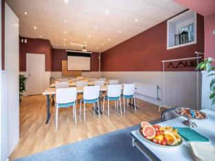 Snug room with free breakfast in a hotel